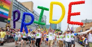 Chicago Pride Parade колонна прайд-парада с буквами P R I D E из цветных шариков