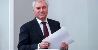 председатель Госдумы Вячеслав Володин с бумагами в зале заседаний