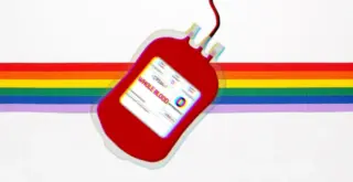 ёмкость с донорской кровью на фоне радйжной полоски в ЛГБТ-цветах