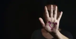 ладонь человека с нарисованным символом транс-сообщества