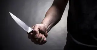 Мужская рука с ножом