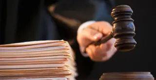 молоток в руках судьи