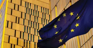 Флаг Евросоюза на фоне здания Европейского суда