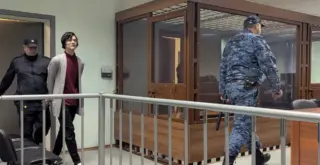 Ешка Сибишина (Александра Синько) в зале суда, фото: Медиазона