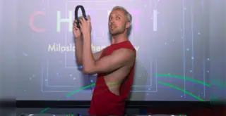 Милослав Чемоданов в открытой одежде и с наушниками в руках