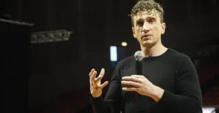 Брок Макгиллис, первый профессиональный хоккеист, совершивший каминг-аут как гей