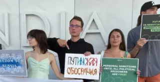 иноагент Максим Алиев на акции против войны