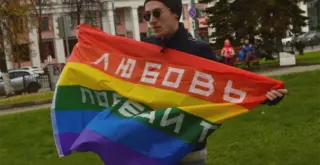 активист Ярослав Сироткин из ЛГБТ-движения Каллисто, Ярославль, с прайд-флагом на одиночном пикете