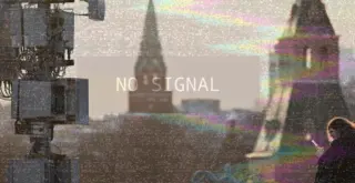 Надпись No Signal и изображение помех поверх фото Кремля, аппаратуры мобильной связи и девушки с телефоном