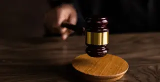 удар молотка судьи в суде