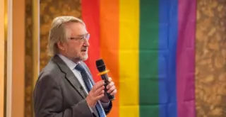 Вадим Покровский на конференции на фоне ЛГБТ-флага
