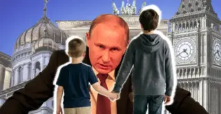 гневный Путин смотрит на двух мальчиков, взявшихся за руки, на фоне европейских и российских достопримечательностей
