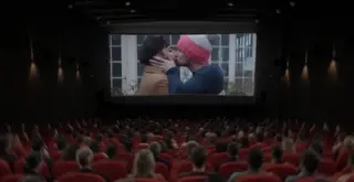 поцелуй персонажей Rohan and Josh в фильме The Parenting от HBO Max на экране в кинозале